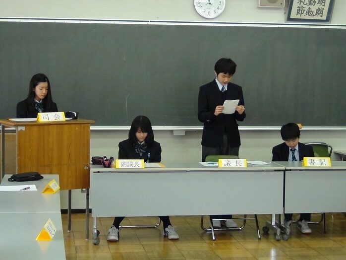 「中学生徒総会」および「生徒会役員・各種委員長退任式」