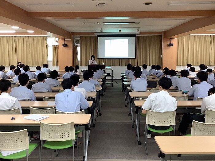 いかに効果的に自分の考えを伝えるか「プレゼン中間発表会」