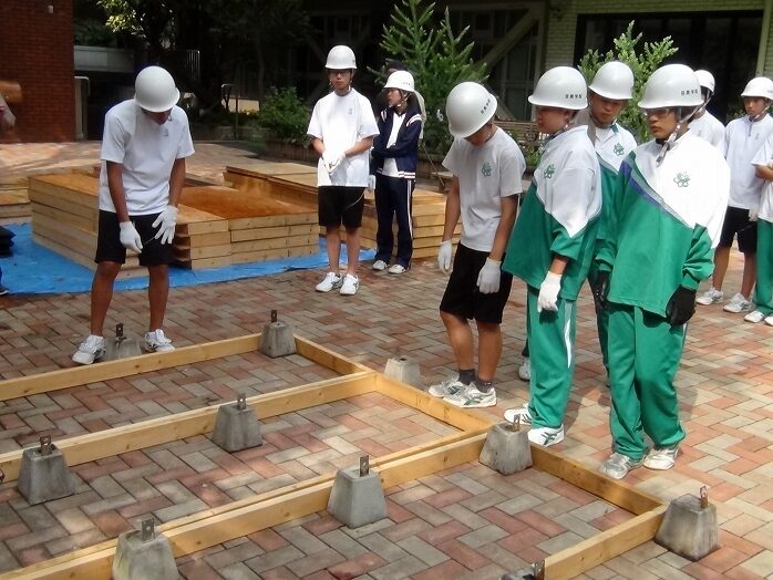 総合的な学習の時間「家づくり」（中学３年生）