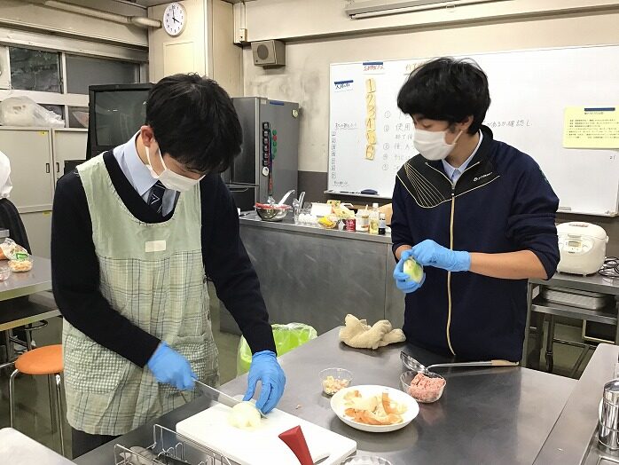 調理愛好会「パラパラチャーハンに挑戦」