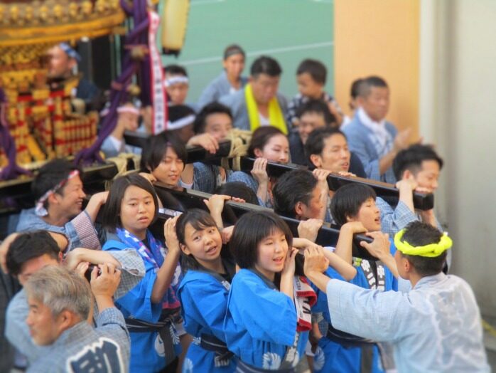 中目黒八幡神社奉納神輿の様子