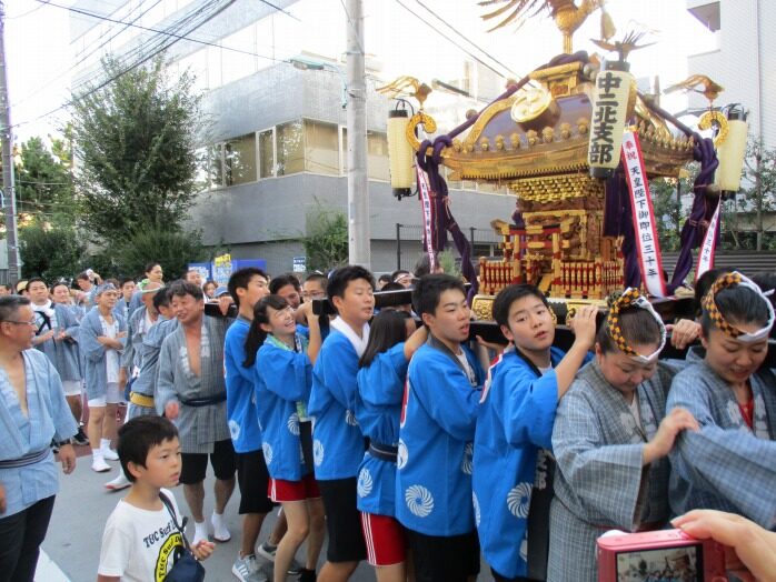 中目黒八幡神社奉納神輿の様子