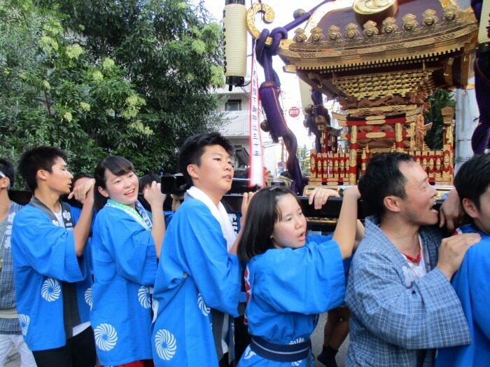 中目黒八幡神社奉納神輿の様子