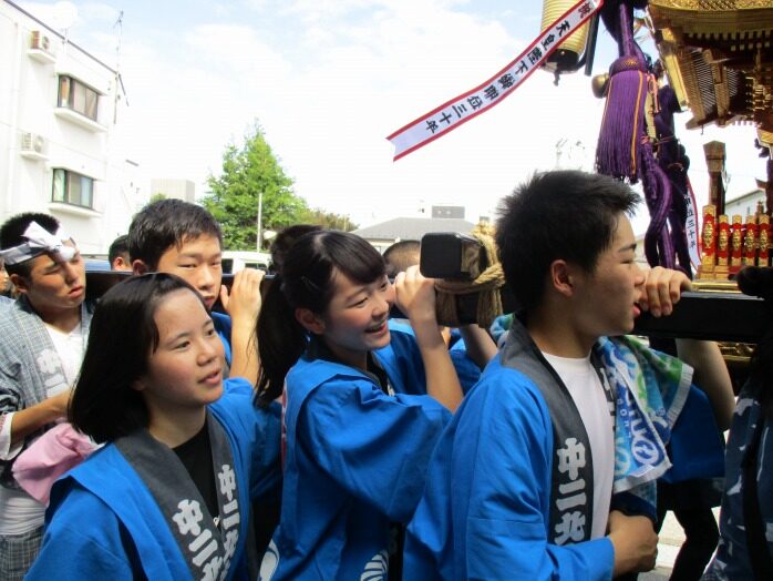 中目黒八幡神社奉納神輿の様子