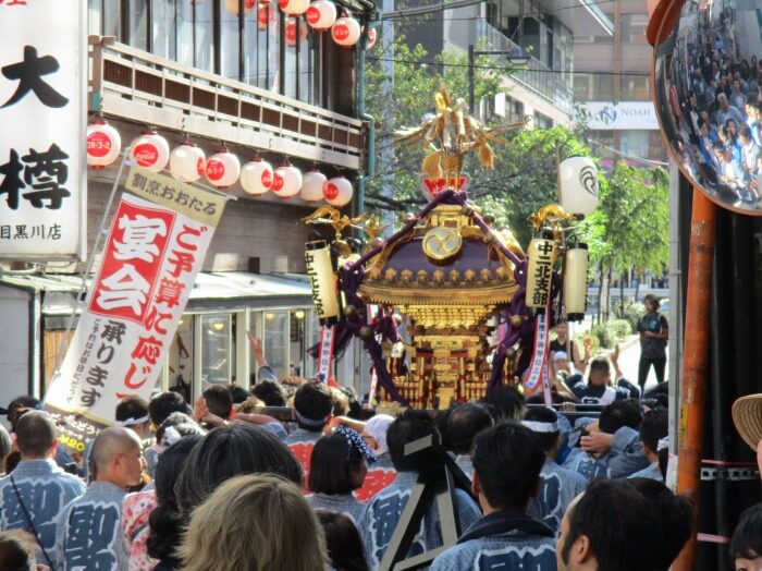 中目黒八幡神社奉納神輿の様子