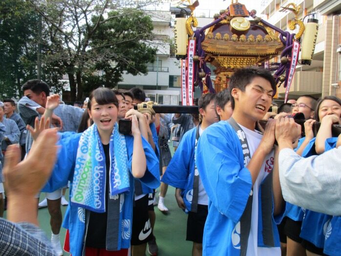 中目黒八幡神社奉納神輿の様子