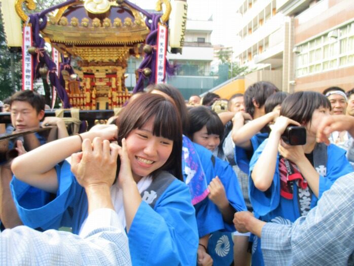 中目黒八幡神社奉納神輿の様子