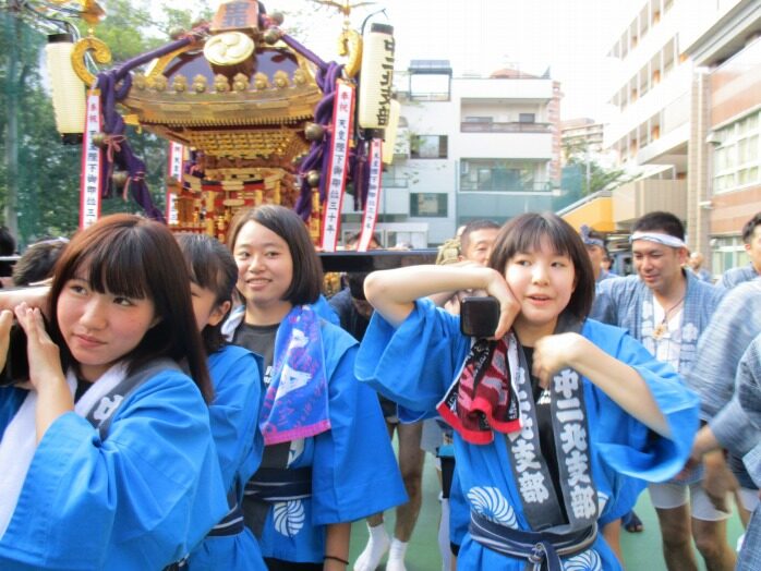 中目黒八幡神社奉納神輿の様子