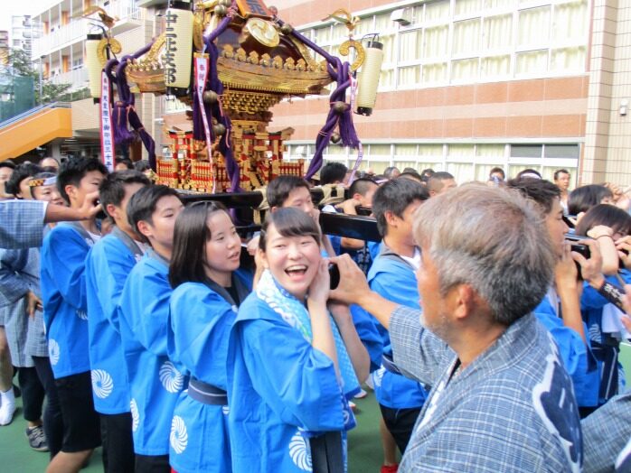 中目黒八幡神社奉納神輿の様子