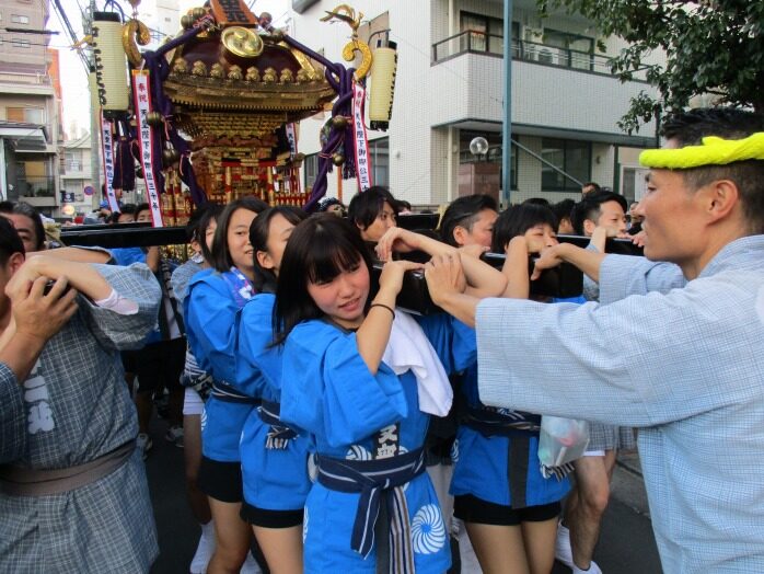 中目黒八幡神社奉納神輿の様子