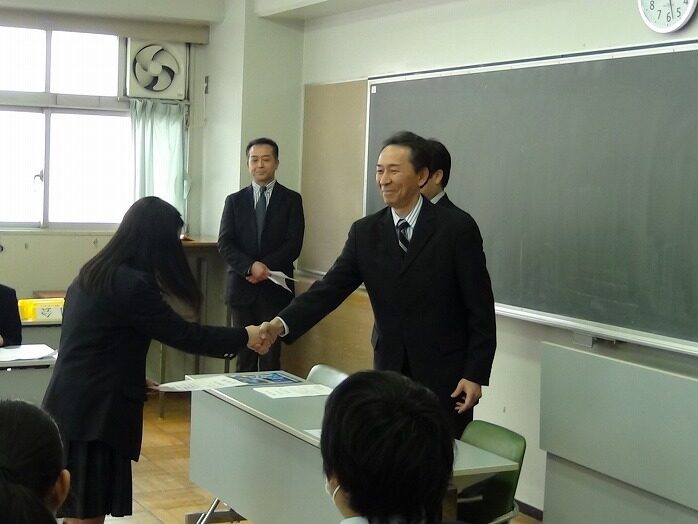 「中学生徒総会」および「生徒会役員・各種委員長退任式」